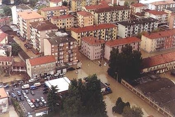 PCProvAL's tweet photo. Oggi 16 Ottobre ricordiamo l’alluvione accaduta nel 2000. Varie aree geografiche piemontesi furono colpite. Nella provincia di Alessandria si verificarono danni nel bacino dello #Scrivia e nel #Casalese, dove a #CasaleMonferrato e #MoranoPo furono allagati dal #Po. https://t.co/6pQPGEzGYL