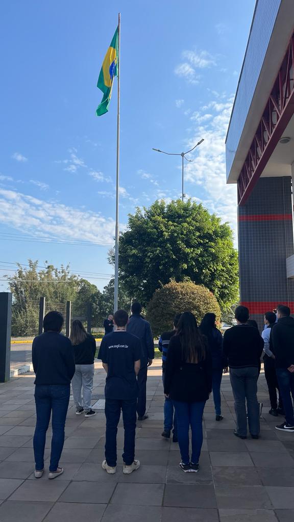 SOGIL_Oficial's tweet photo. #RotinaSOGIL 🇧🇷

Na manhã de hoje (01), a #SOGIL deu início às celebrações da Semana da Pátria, com o hasteamento da Bandeira Nacional sendo acompanhado pelos colaboradores. 

#SemanaDaPátria https://t.co/VmZaAkgW3X