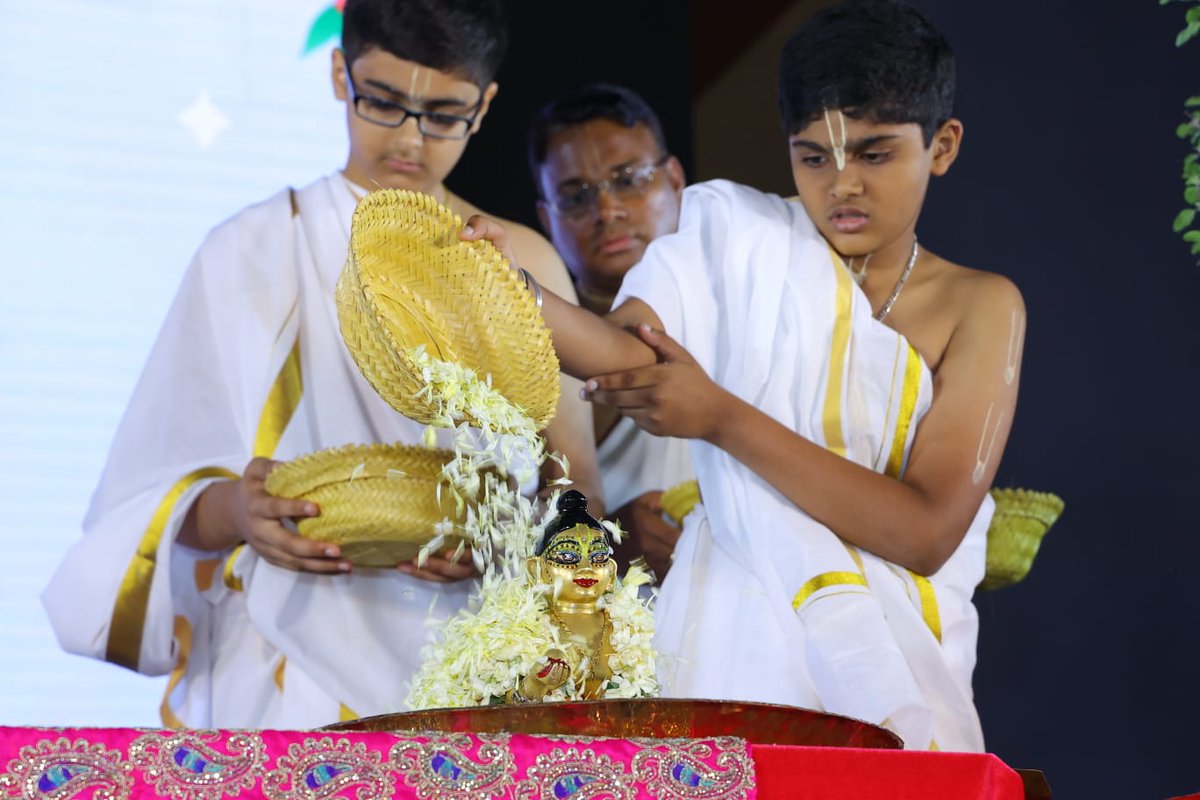 BWInstitutions's tweet photo. Around 1000 parents participated in the Janmashtami celebrations organized by Basil Woods International School at KTPO Whitefield, in association with ISKCON Bangalore. Cultural performances by the students and the special abhishekam to Lord Sri Krishna were the highlights. https://t.co/m0vMEfqLsf