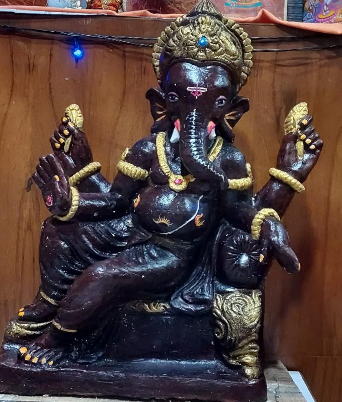 aashutosh21's tweet photo. गणेश जी की गाय के गोबर से बनी प्रतिमा पूजन का विधान है। इसी आस्था के मद्देनजर रायपुर के वेटन��ी महाविद्यालय के कुलाधिपति एवं राज्यपाल छग के निर्देश पर कुलपति के मार्गदर्शन में विश्वविद्यालय द्वारा गणेशजी की प्रतिमा गोबर से निर्मित हुई है। रंगरोगन भी प्राकृतिक रंगों से किया गया है। https://t.co/y2qg7Z46s9