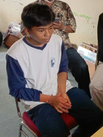 SamarindaUpdate's tweet photo. Mohon maaf kami ingin konfirmasi, dikarenakan siswa kami atas nama Raditya Saputra kelas 9C bersekolah di SMP negeri 7 SMR beberapa hari ini tidak pulang, pihak orang tua dan keluarga memohon bantuan jika ada yang mengetahui keberadaannya, dapat menghubungi no Hp 085884441262. https://t.co/ufbUzWmdyT