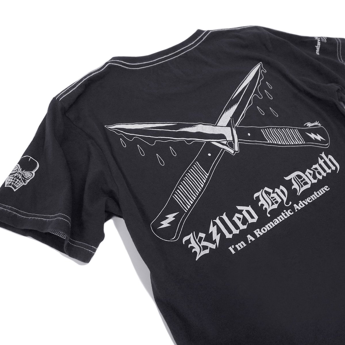 greed_store's tweet photo. CREATURE FROM THE LIVING
2022 AW Collection
『K⚡︎LLED BY DEATH』!!
●「UNDER THE KNiFE」!!
コンバットナイフのアートワークは、岐阜が世界に誇る #Knukle 氏( #LittleChopDesign )による描き下ろし!!
バックプリントがインパクト大!!
◎ご購入はコチラ
https://t.co/jUf3fEwinE https://t.co/Tf5VRtAdYj