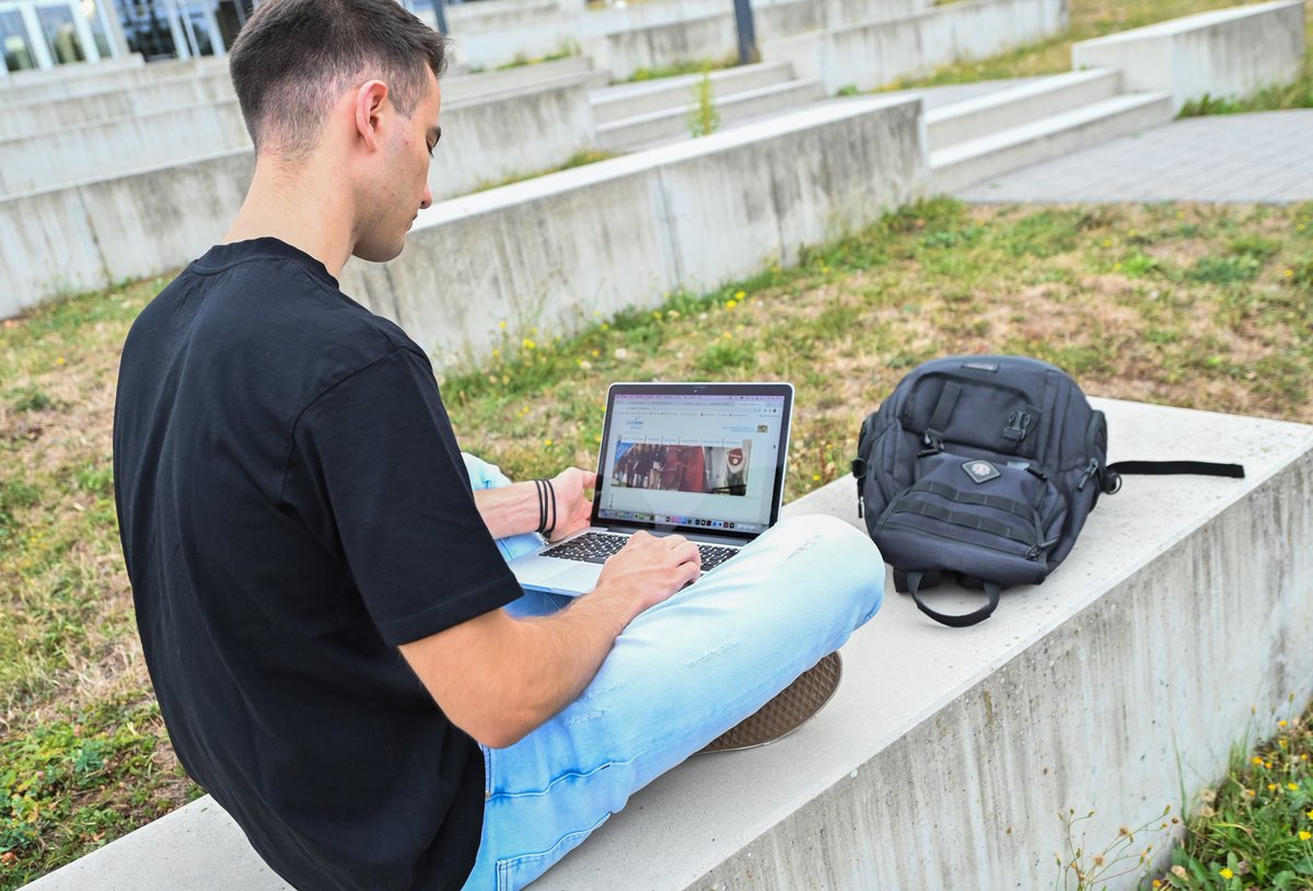 Die Schulzeit ist vorbei: Viele junge Menschen beginnen jetzt eine #Ausbildung oder ein #Studium. Wie steht es um den #Versicherungsschutz? Wer bleibt bei den Eltern mitversichert? – mehr dazu: huk.de/haus-haftung-r…