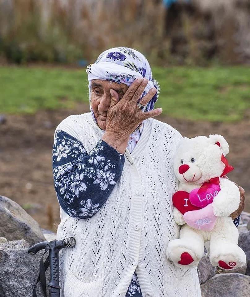 DCehov's tweet photo. Fotoğrafın Hikayesi: Kars'ın Selim ilçesine bağlı Söğütlü Köyü'ne çocuklara bayram hediyesi götüren bir grup Nadime nene ile karşılaşır ona da bir ayıcık hediye eder.75 yaşındaki Nadime Nine, "Bu benim ilk oyuncağım, akşam onunla uyuyacağım..”
@KarsaGit https://t.co/MdMBuxYtgy