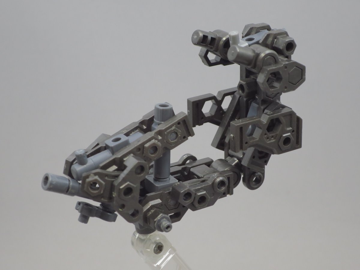 コア概要。

基本的に板パーツとMSGジョイントの挟み込み。
エクスアーマーCもジョイント扱いで各部に配置。

自分のコアは大体この方式ですね。
感覚を掴めば割と手軽なアプローチです。
切り貼りも不要な完全組み換え構造。
トライ＆エラーも気楽に出来ます。