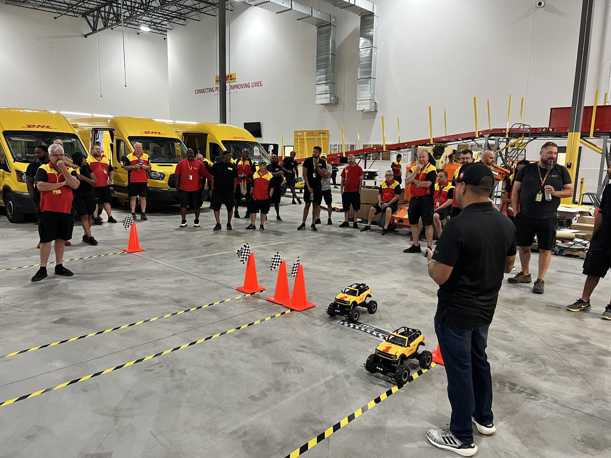 TeamKalitta's tweet image. .@JRTodd373 and @ShawnLangdon333 spent the morning with a group of @DHLUS Indianapolis couriers who make it all happen to kick off their #USNats weekend! #SpeedofYellow #TeamDHL