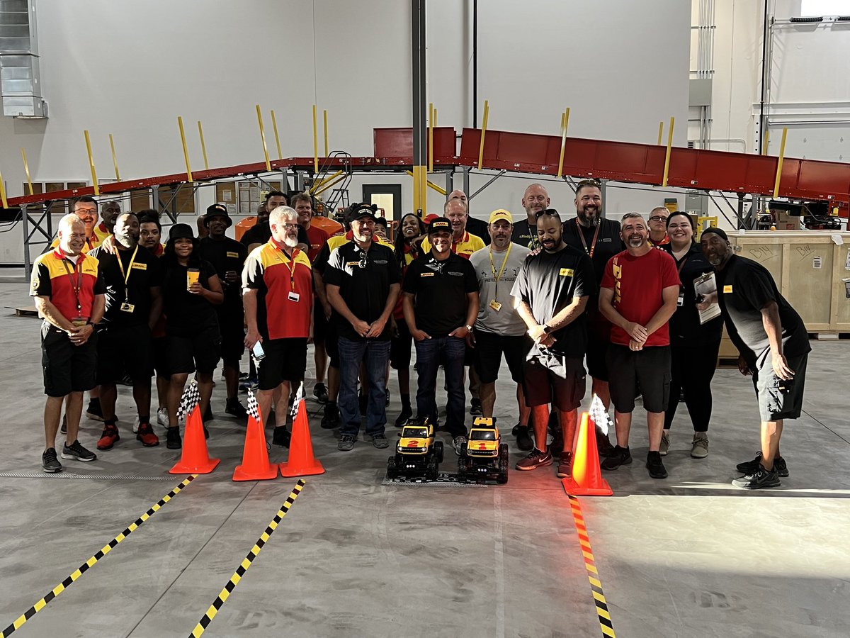 TeamKalitta's tweet image. .@JRTodd373 and @ShawnLangdon333 spent the morning with a group of @DHLUS Indianapolis couriers who make it all happen to kick off their #USNats weekend! #SpeedofYellow #TeamDHL