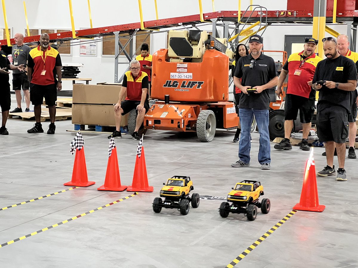 TeamKalitta's tweet image. .@JRTodd373 and @ShawnLangdon333 spent the morning with a group of @DHLUS Indianapolis couriers who make it all happen to kick off their #USNats weekend! #SpeedofYellow #TeamDHL