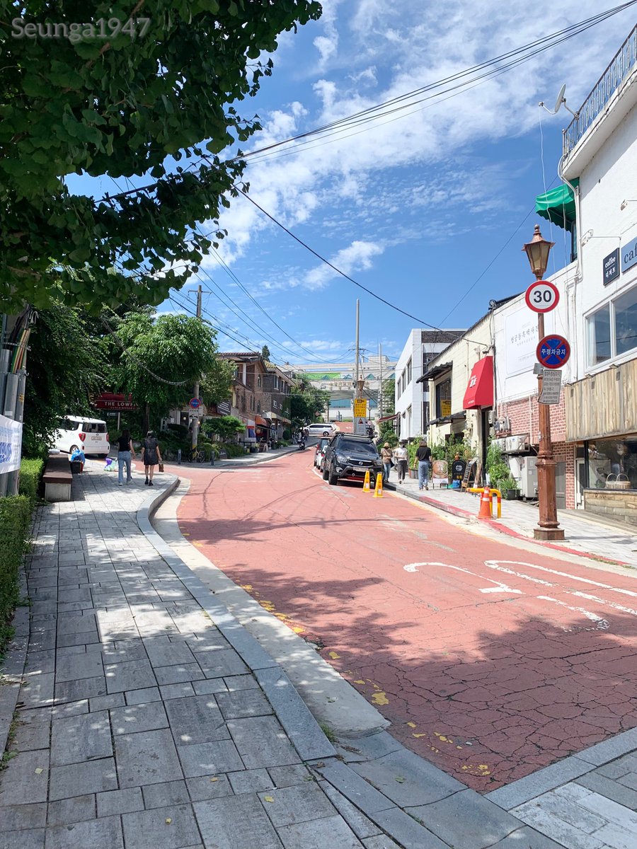 seunga1947's tweet photo. 📍ウヨンウアッパのキンパ屋

お店につながる道も店内もウヨンウを感じられて幸せでした🥹思ってたよりもこじんまりした印象だったけど、40分待った甲斐があるほど美味しかったです🫧

#은빈생축여행2022🐰 
#ウヨンウ弁護士は天才肌 https://t.co/OPJmYcaVoE