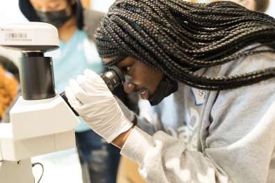 Happy #WomenInMedicineMonth! At the @UF College of Medicine, we know representation and inclusion matter from the very beginning. Learn how we are helping to engage and inspire local girls with career opportunities in health care at go.ufl.edu/npd05vo #WIMmonth 🩺👩‍⚕️🔬