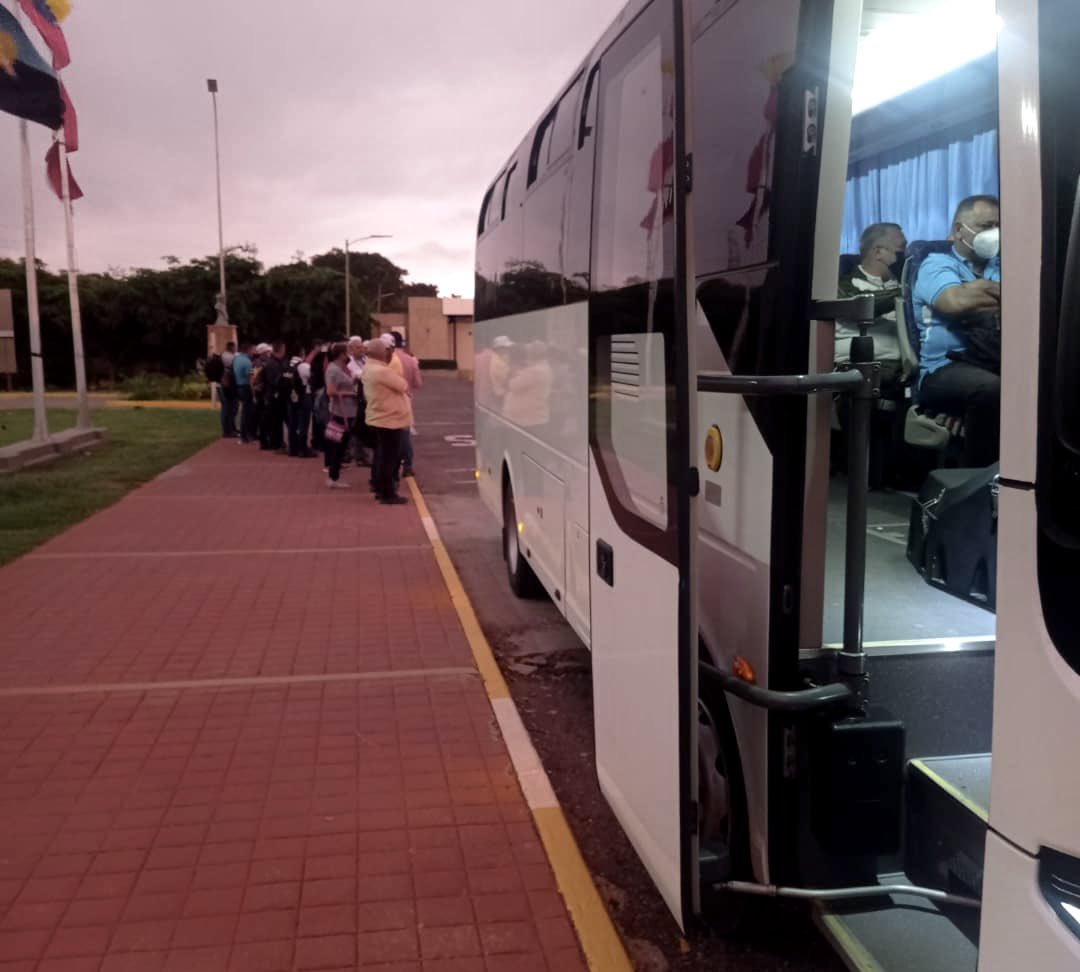 CtransporteJ's tweet photo. Buenos Días! Bienvenido Septiembre. Seguimos trabajando en equipo con @PequivenAMC en el crecimiento de nuestra Patria Bella 

#trabajoenequipo 
#victoriasegura https://t.co/fegoXIsFWi