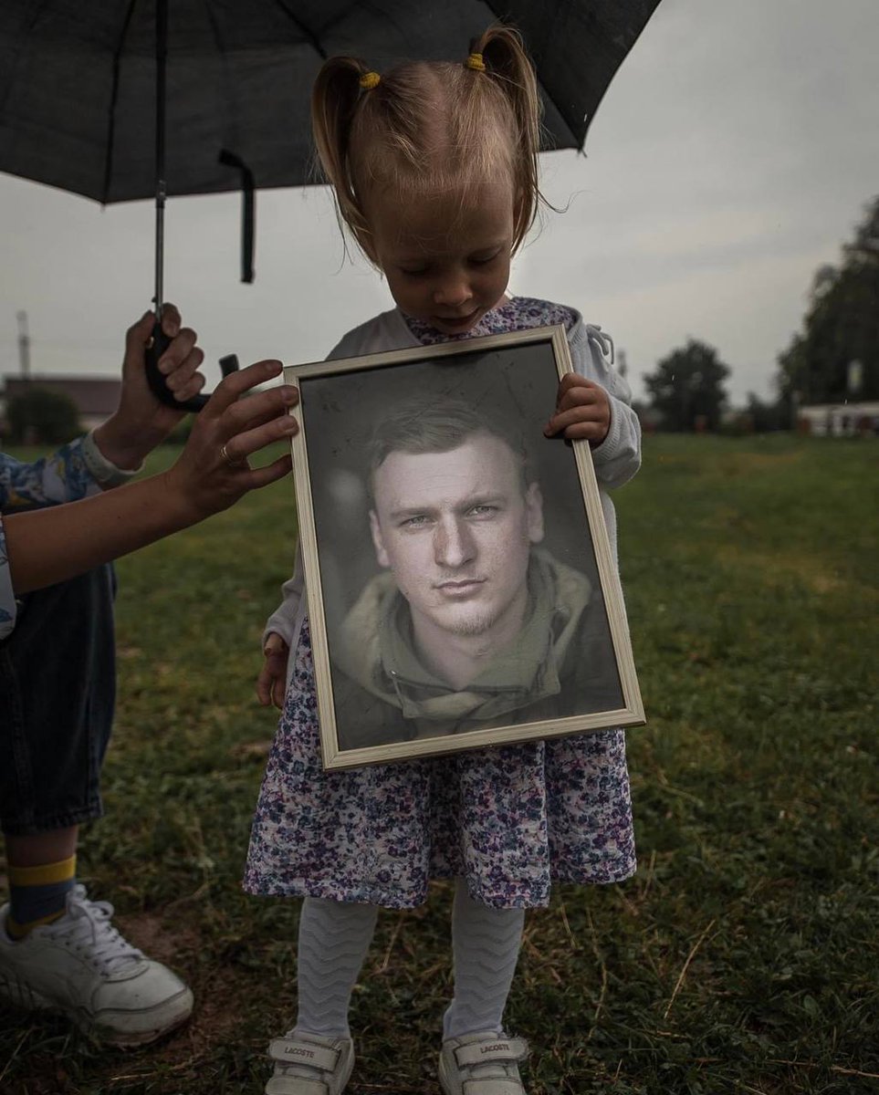 Gerashchenko_en's tweet photo. Instead of a thousand words.

2-year-old Yuliia holds a portrait of her father next to his grave. 

Major Andrii Verkhohliad served in the Armed Forces of Ukraine to defend our country. He was killed in Donetsk region.

📷: Alina Smutko, @suspilne_news https://t.co/ISMjaeFdsl