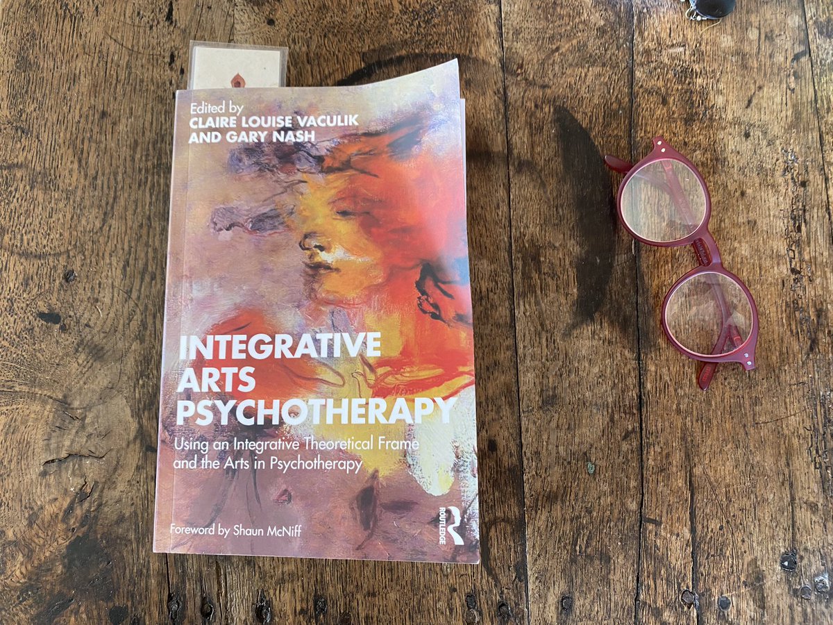 I’ve been enjoying reading this newly published book - full of fascinating stuff for arts therapists. And it’s fun to see my painting on the cover! I’ve written a chapter, too, for arts therapists who are/ will be working online. #TherapistsConnect #UKCP #ArtTherapy