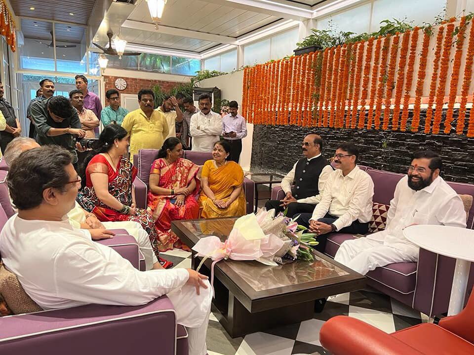 mieknathshinde's tweet photo. महाराष्ट्र नवनिर्माण सेनेचे अध्यक्ष राज ठाकरे यांच्या निवासस्थानी उपस्थित राहून श्री गणेशाचे भक्तीभावाने दर्शन घेतले.

#गणपतीबाप्पामोरया
@RajThackeray https://t.co/LeGl09nEjd