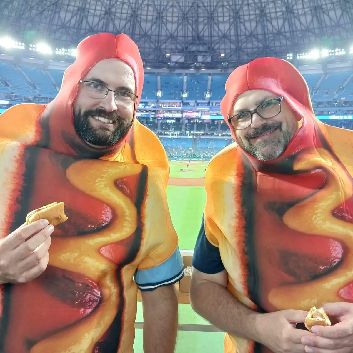 rushtonrj's tweet image. The #HotDogGuys are planning a @Schneiders #LoonieDogsNight encore on September 27. @BlueJays need someone to throw out the first pitch? #NextLevel 
RT if you want to see this happen.