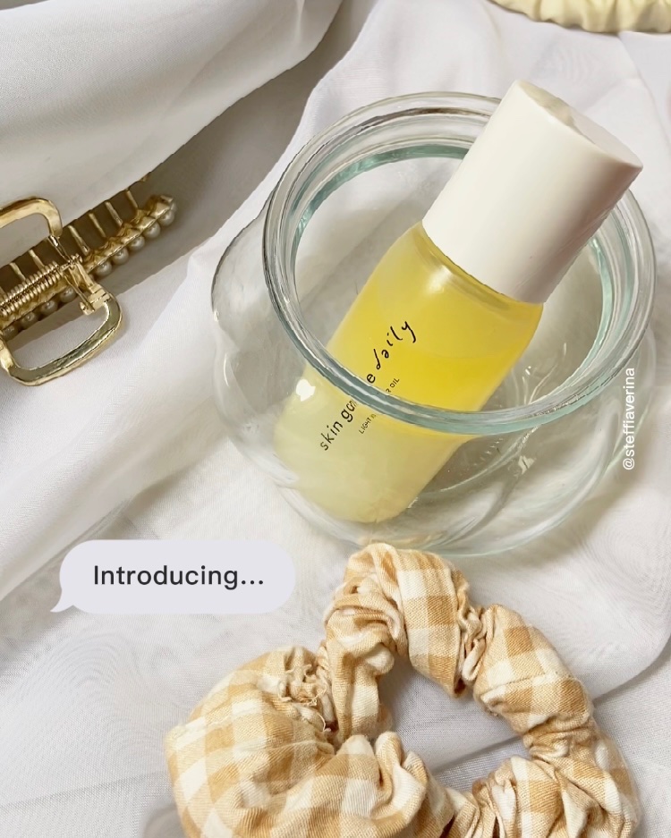 steffiaverina's tweet photo. Gais ada yang udah kenal per-biphase-an belum sih? Aku udah nyobain Biphase Essence nya @skingameofc yang Light Water Oil nih! Lucu juga ya ada oil dan water in a bottle, alternatif banget ya buat yang mau nyobain oil tapi takut too oily #SGLWO https://t.co/lD3BELNfpu