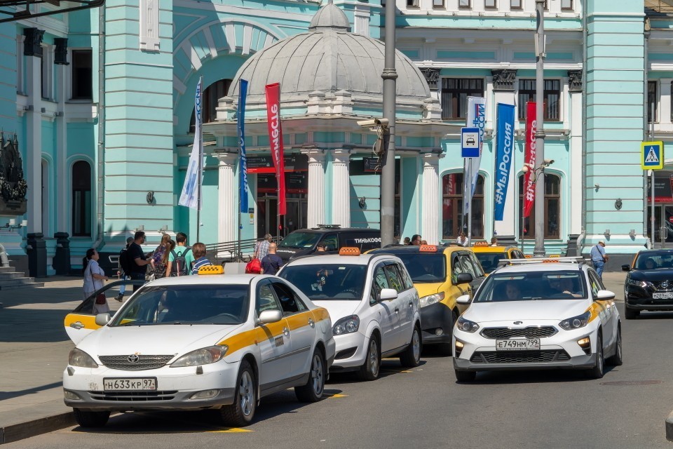 авария в москве на кутузовском проспекте такси. такси кутузовский. такси кутузовский. таксист в москве. яндекс такси машины.