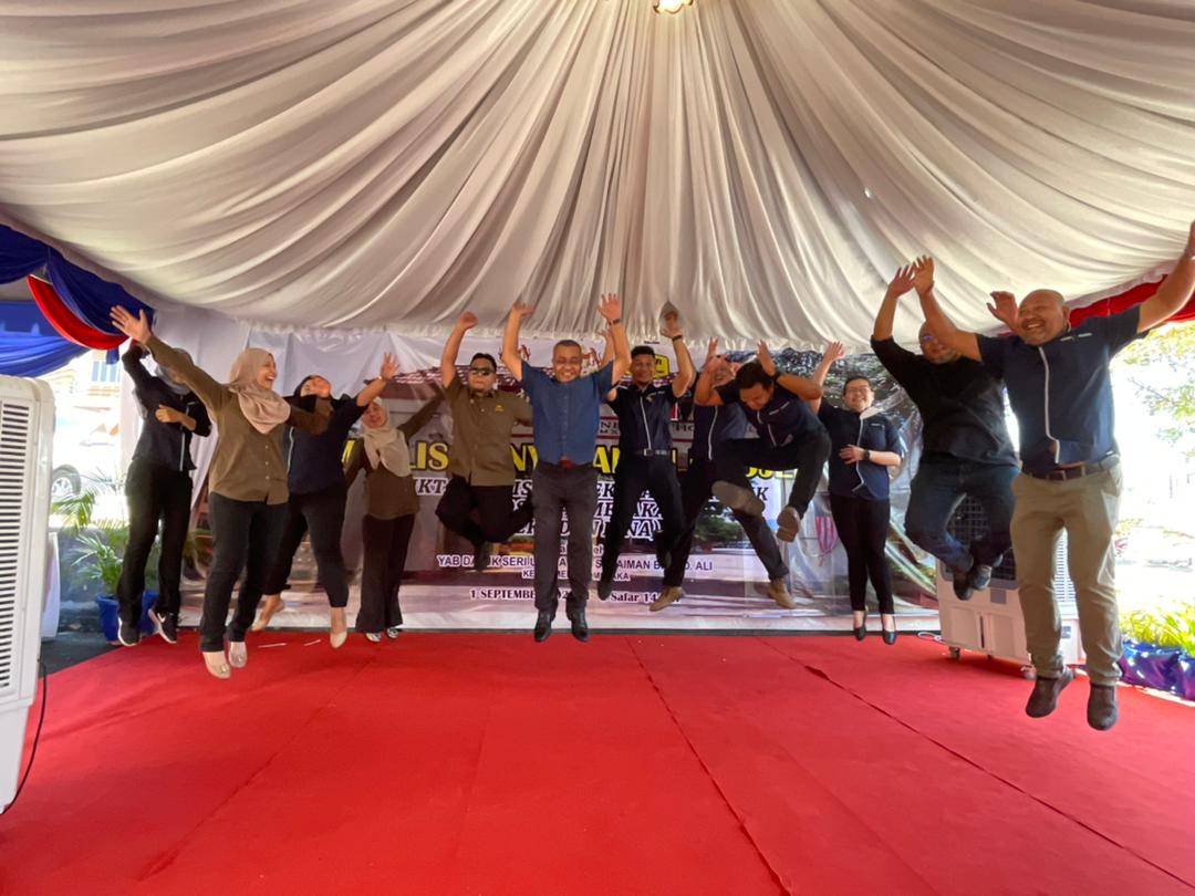 MohdAzlan05's tweet photo. 010922
Majlis Penyerahan Pjk Naiktaraf Sistem Bekalan Elektrik Hospital Melaka (Reka &amp; Bina) yg tlh dihadiri oleh YAB Ketua Menteri Melaka serta disempurnakan oleh YBhg Datuk Pengarah Kerja Raya Melaka &amp; Datuk Pengarah Kesihatan Melaka.
@JKRMelaka https://t.co/1qzFrhAPyW