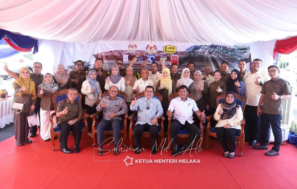 MohdAzlan05's tweet photo. 010922
Majlis Penyerahan Pjk Naiktaraf Sistem Bekalan Elektrik Hospital Melaka (Reka &amp; Bina) yg tlh dihadiri oleh YAB Ketua Menteri Melaka serta disempurnakan oleh YBhg Datuk Pengarah Kerja Raya Melaka &amp; Datuk Pengarah Kesihatan Melaka.
@JKRMelaka https://t.co/1qzFrhAPyW