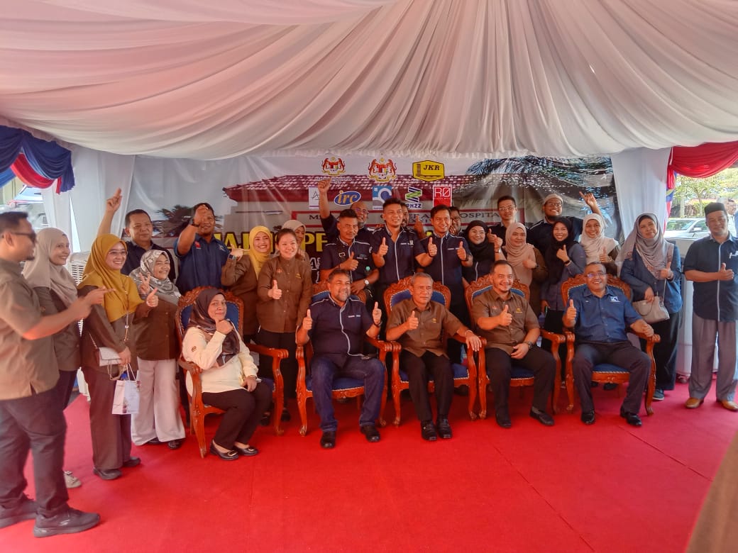 MohdAzlan05's tweet photo. 010922
Majlis Penyerahan Pjk Naiktaraf Sistem Bekalan Elektrik Hospital Melaka (Reka &amp; Bina) yg tlh dihadiri oleh YAB Ketua Menteri Melaka serta disempurnakan oleh YBhg Datuk Pengarah Kerja Raya Melaka &amp; Datuk Pengarah Kesihatan Melaka.
@JKRMelaka https://t.co/1qzFrhAPyW