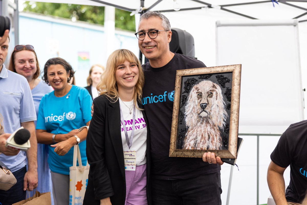 himuratsahin's tweet photo. Amazing Students and volunteers. Humbled to receive painting of "Mocha" while we support their #back2learning https://t.co/o37WippFUx
