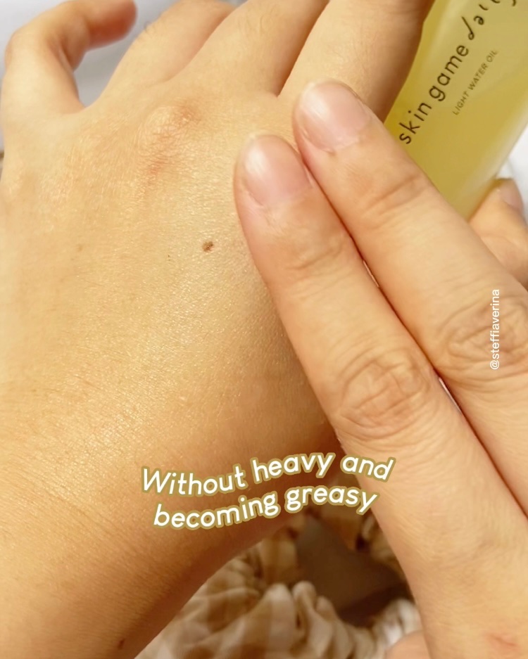 steffiaverina's tweet photo. Terus, ternyata di muka juga ringan guys cepet menyerapnya aku pikir kayak facial oil ternyata engga 🤣 terasa lembab oil nya tapi ga berasa pake oil heavy gitu. Hasilnya instant glowing dan lembab, ga greasy samsek juga, ajaib banget! #SGLWO @skingameofc https://t.co/X0DG99iH7q