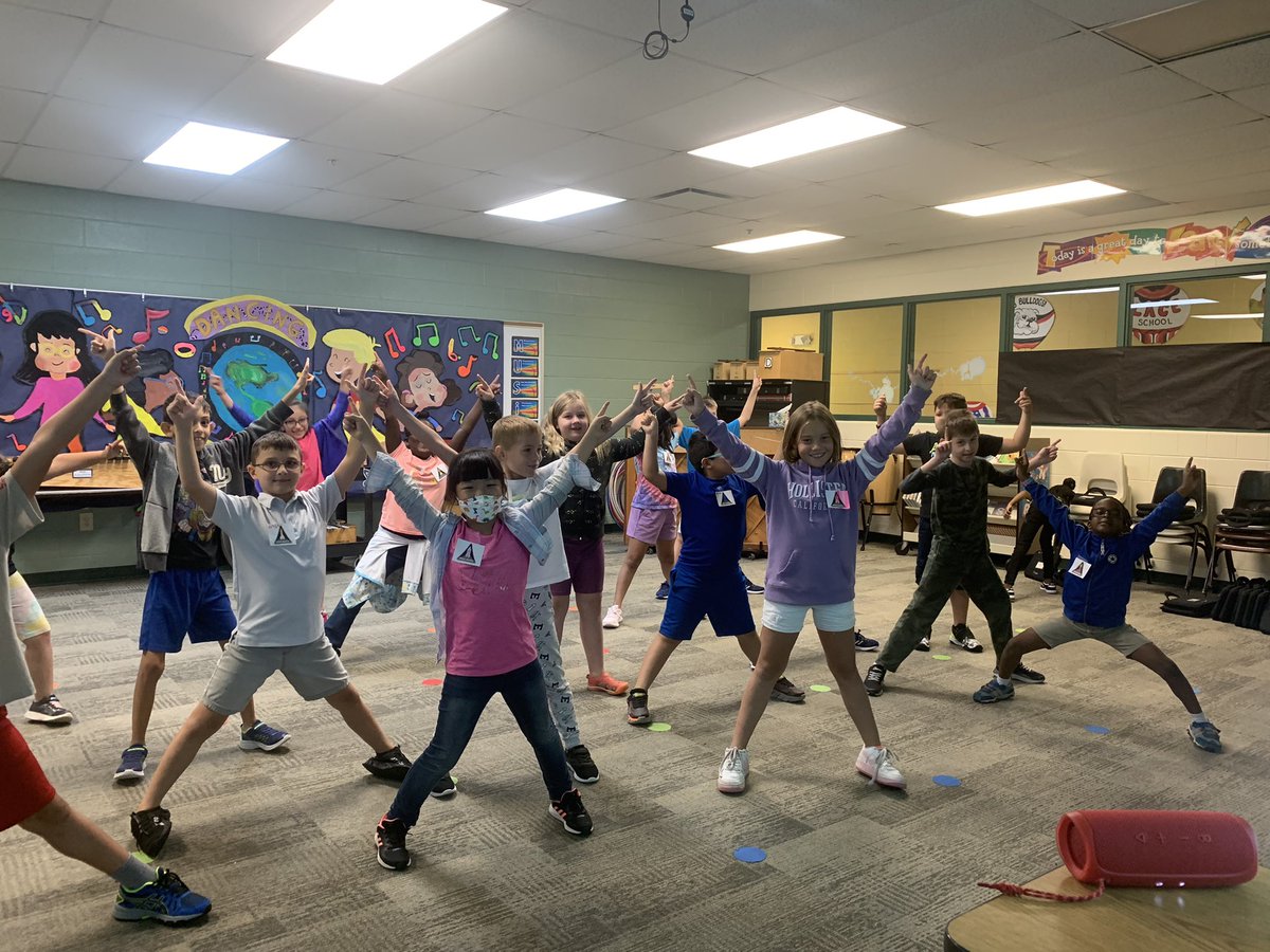d61bornschein's tweet photo. Happy start of the school year 2022-2023! 💚 #d61learns https://t.co/AhPzAAUKRX