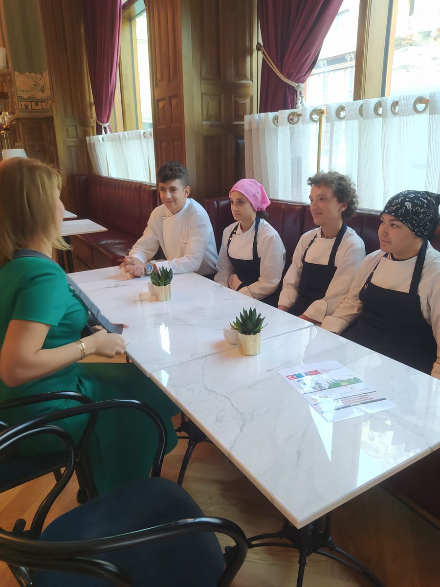 <a href="/Edirne_MEM/">Edirne İl Millî Eğitim Müdürlüğü</a> koordinatörlüğünde yürütülen Erasmus+ projesi kapsamında Budapeşte'de Yiyecek ve İçecek Hizmetleri alanında staj yapmakta olan öğrencileri, Büyükelçimiz <a href="/GulsenKaranis/">Gülşen Karanis Ekşioğlu</a> ve Eğitim Müşavirimiz, Matild Palace Oteli’nde ziyaret etmişlerdir. <a href="/tcmeb/">Millî Eğitim Bakanlığı</a> <a href="/mebabdigm/">T.C. MEB AB ve Dış İlişkiler Genel Müdürlüğü</a> @tc_budapeste