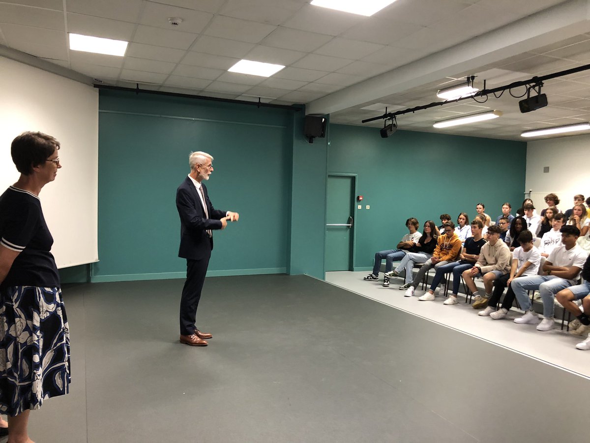 DDEC_35's tweet photo. Rentrée des élèves de 2nde au lycée Jean-Baptiste le Tallandier. M Pellé, directeur diocésain et Agnès Baudon, directrice du lycée, ont invité les jeunes et les équipes à travailler en pleine confiance mutuelle. https://t.co/cnTALgFYEY
