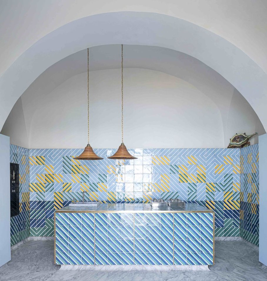 Are you incorporating tiles into your next project 🤔😍

'TILES ARE USED IN UNIQUE WAYS IN THIS CITRUS-BRIGHT HOLIDAY HOME' - <a href="/ELLEDecoUK/">ELLE Decoration UK</a>

👉 elledecoration.co.uk/houses/a408463… 

#Inspiration #InteriorDesign #Interiors #Exteriors #Design #Home #Spaces #Decor