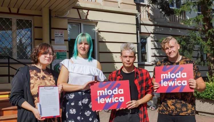mlodalewica_'s tweet photo. Nowy rok szkolny - pogrzeb polskiej oświaty? 🏫⚰️

Na konferencjach prasowych w całej Polsce przedstawiamy dzisiaj #RaportOświaty. Szkoła Czarnka nie jest miejscem przyjaznym dla kogokolwiek - skończmy z prawicowym średniowieczem ‼️ https://t.co/8BaIBHHvr2