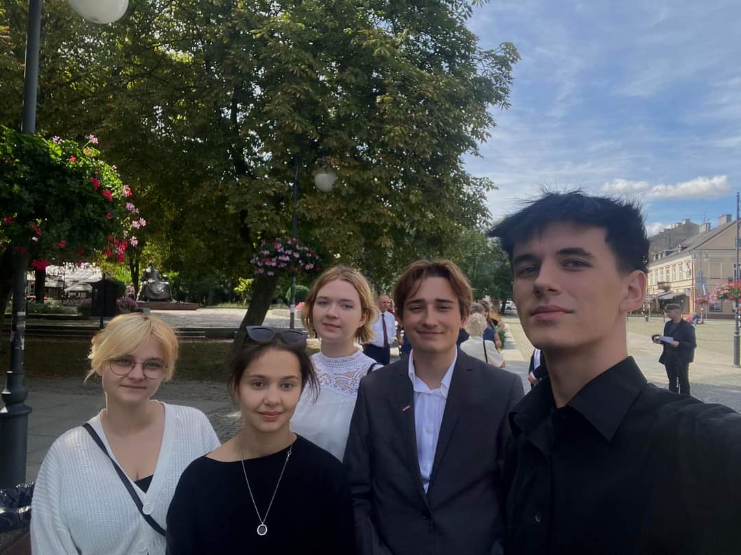 mlodalewica_'s tweet photo. Nowy rok szkolny - pogrzeb polskiej oświaty? 🏫⚰️

Na konferencjach prasowych w całej Polsce przedstawiamy dzisiaj #RaportOświaty. Szkoła Czarnka nie jest miejscem przyjaznym dla kogokolwiek - skończmy z prawicowym średniowieczem ‼️ https://t.co/8BaIBHHvr2