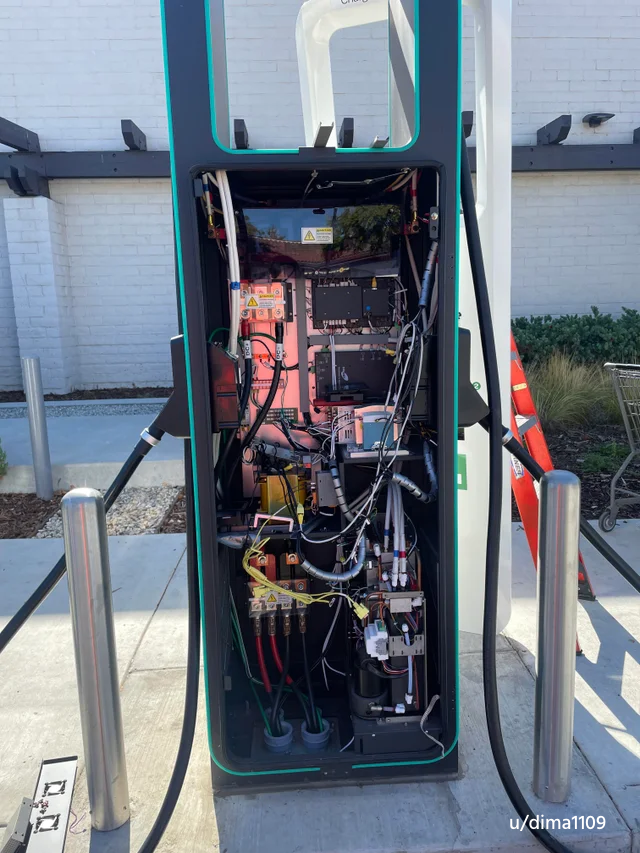 ElectrekCo's tweet photo. Inside an Electrify America charger vs. Tesla Supercharger https://t.co/cFIIshGZCq