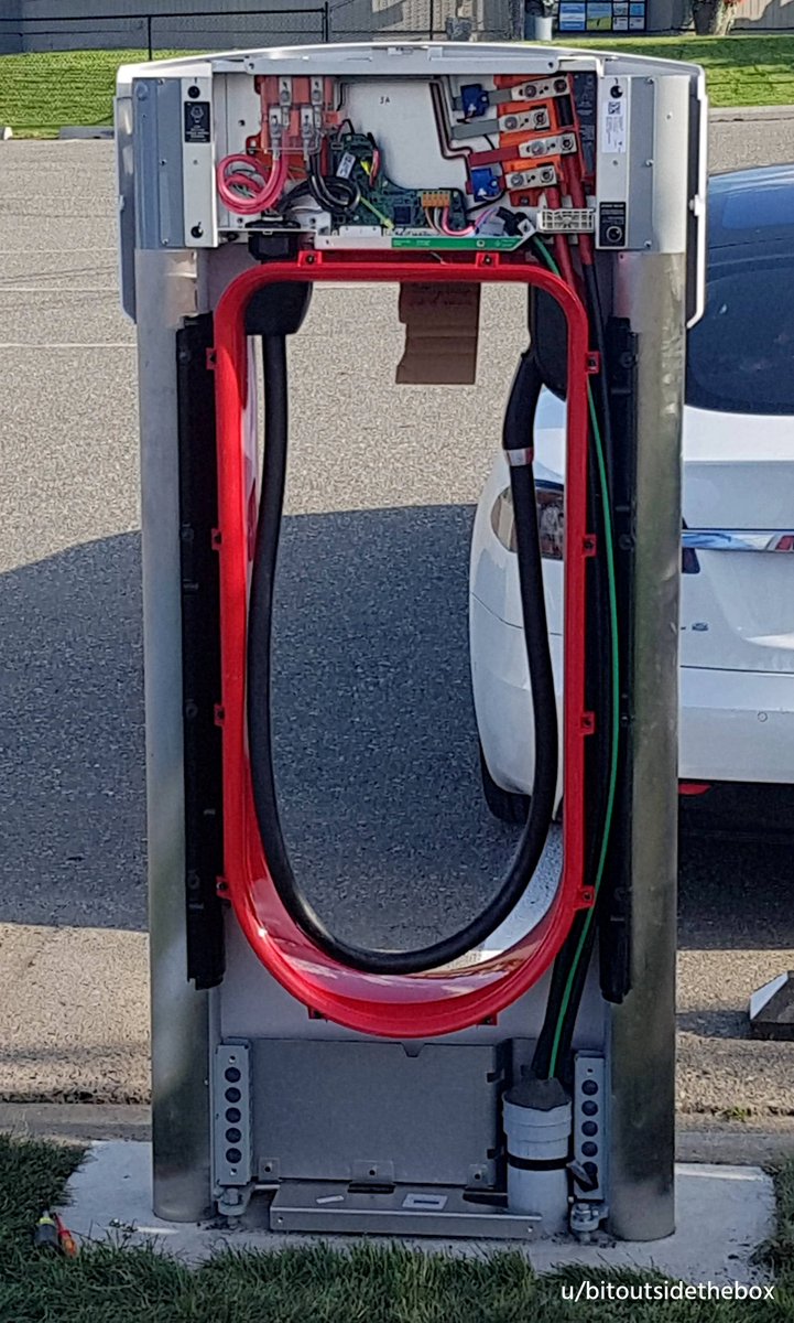 ElectrekCo's tweet photo. Inside an Electrify America charger vs. Tesla Supercharger https://t.co/cFIIshGZCq