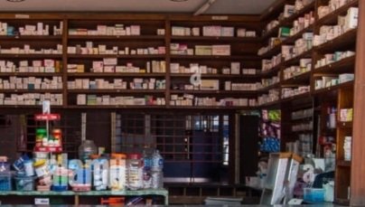बालेन मेयर साब,
मैले १३१ फारमेसीमा Research गर्दा ८३ ठाउँमा लाइसेन्सड फारमेसिस्ट नबसेर आफन्तहरु, साथीभाइलाई सिकाएर राखेको देखियो I जनताको स्वास्थ्यमा गम्भीर खेलवाड भाको कसैलाई मतलब छैन I तपाईंले food inspector राखे जस्तै यसको लागि पनि inspector को व्यवस्था गर्नहुन अनुरोध गर्दछु I