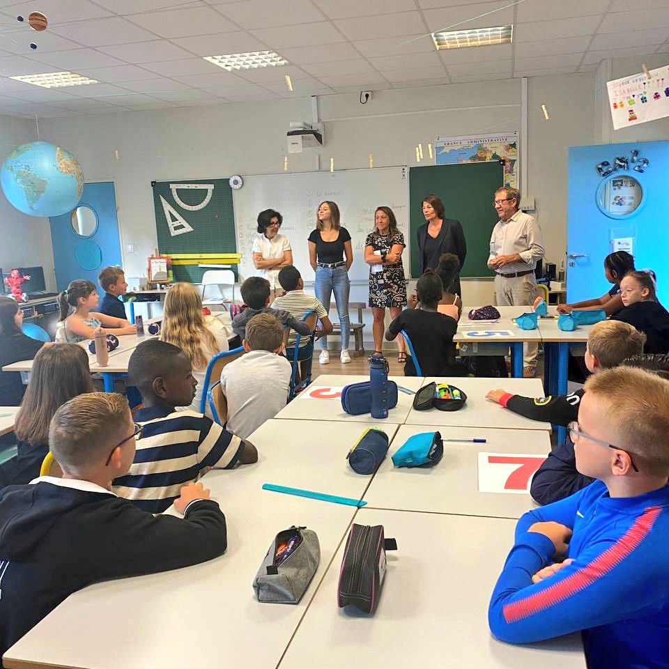 AudeLuquet77's tweet photo. 🧒🎒👧🏻 Ce matin à #Melun et #Maincy pour la #rentreescolaire2022. Bonne rentrée studieuse à toutes et tous ! #SeineetMarne https://t.co/fslEukllwU