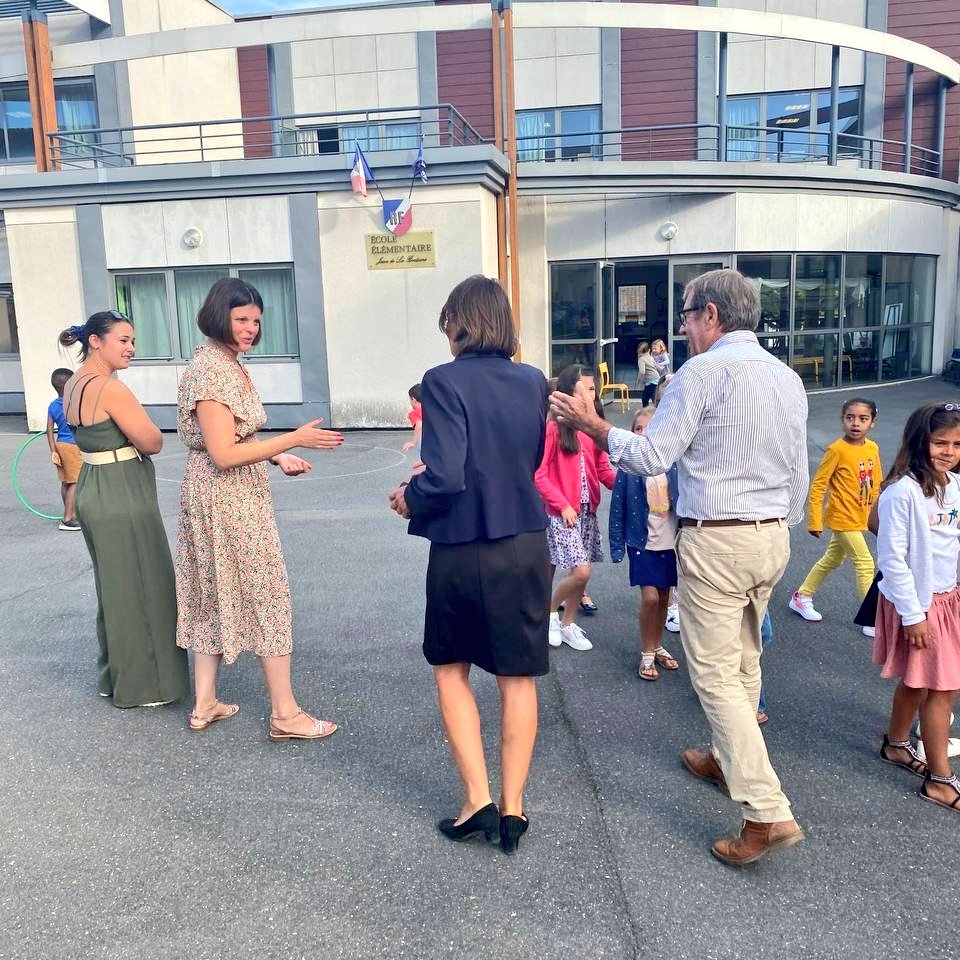 AudeLuquet77's tweet photo. 🧒🎒👧🏻 Ce matin à #Melun et #Maincy pour la #rentreescolaire2022. Bonne rentrée studieuse à toutes et tous ! #SeineetMarne https://t.co/fslEukllwU
