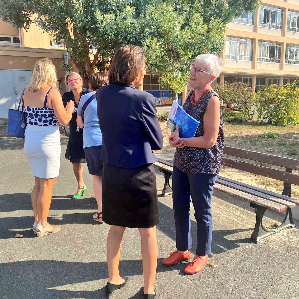 AudeLuquet77's tweet photo. 🧒🎒👧🏻 Ce matin à #Melun et #Maincy pour la #rentreescolaire2022. Bonne rentrée studieuse à toutes et tous ! #SeineetMarne https://t.co/fslEukllwU