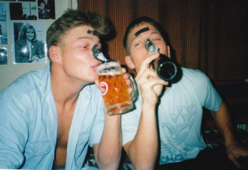 RuckinRugby's tweet photo. @moggsymo @steviace7 Akin to the 'M' on your forehead for Morphine, Woz &amp; I decreed that one should stick an Elephant Beer label to one's noggin, post consumption.

#SafetyFirst #7Sigs 

Exhibit A M'lud. https://t.co/6Yb6n9o1AG