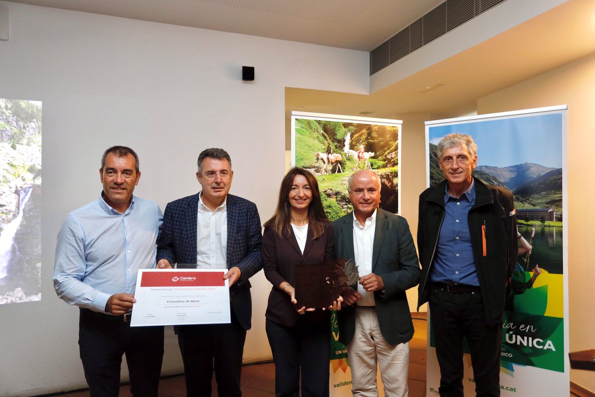 FGCcorporatiu's tweet photo. El #CremalleradeNúria rep el premi 'Establiment Històric' atorgat per de la @cambragirona 

L’entrega del premi s’ha fet avui a l’estació de @ValldeNuria durant els actes de celebració de la festivitat de #SantGil #FGC #TurismeFGC

https://t.co/BsDYuWFSmQ https://t.co/9rXUF8Yymb
