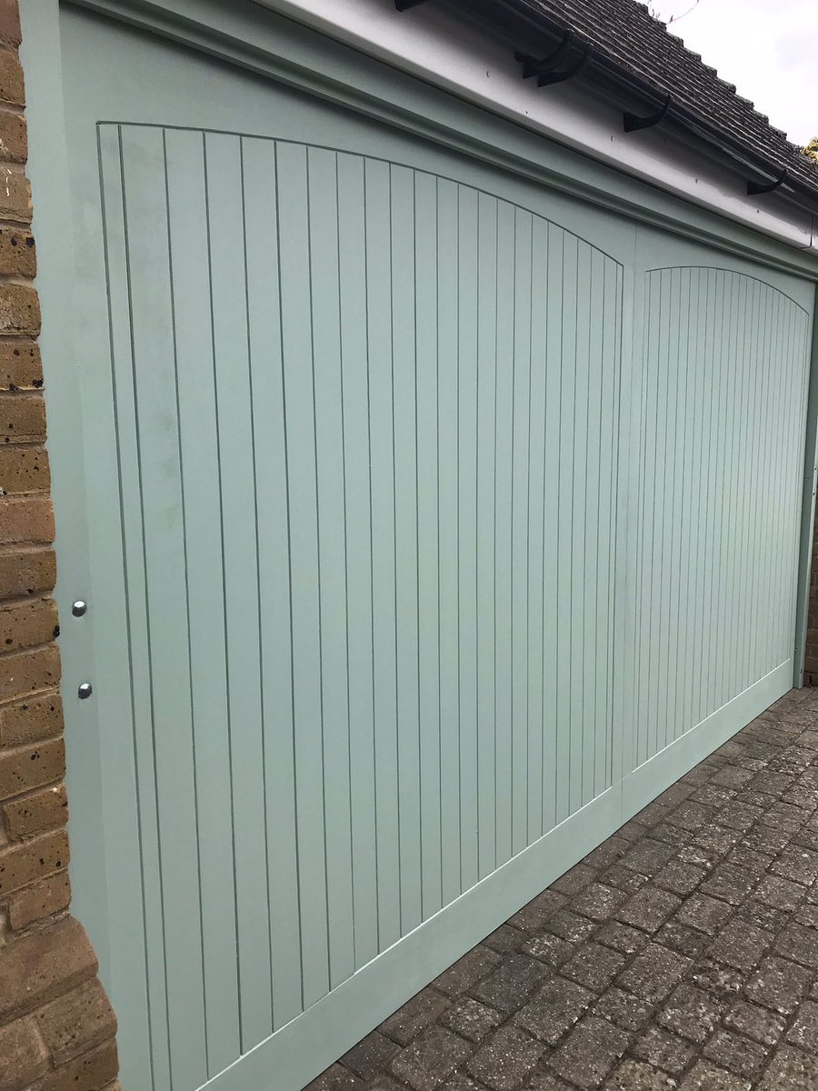 AlpinePainter's tweet photo. Last outside project of the seasonโฆ. Thanks summer, see you soon #painters #decorators #thealpinepainter #outside #summer #Autumn @ZinsserUK #garge #woodwork #sun #sunshine #Brewers #colourmatched # https://t.co/yFCUZ3nMLM