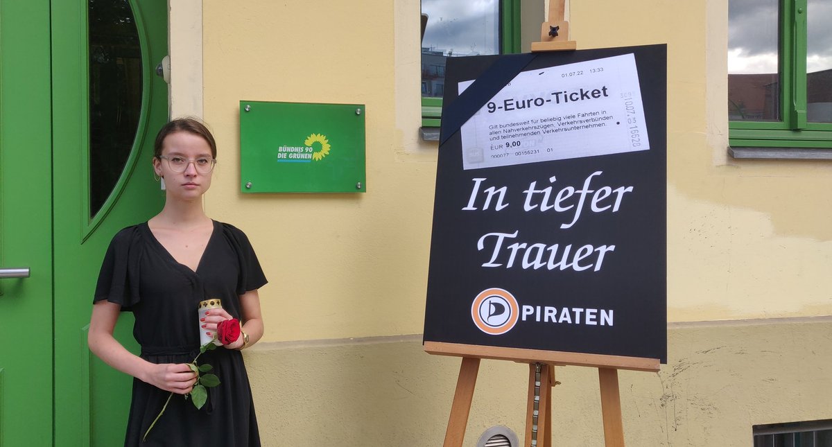 stillnotlovin's tweet photo. Liebe @Die_Gruenen,
wir haben heute nicht weit von eurer Bundesgeschäftsstelle das #9EuroTicket beerdigt.

Millionen Menschen verlieren ab heute wieder ihre Mobilität. Wir #PIRATEN trauern mit ihnen. Es ist Zeit, sich als Regierungspartei für #fahrscheinfrei stark zu machen. https://t.co/0Dx8Oao51P