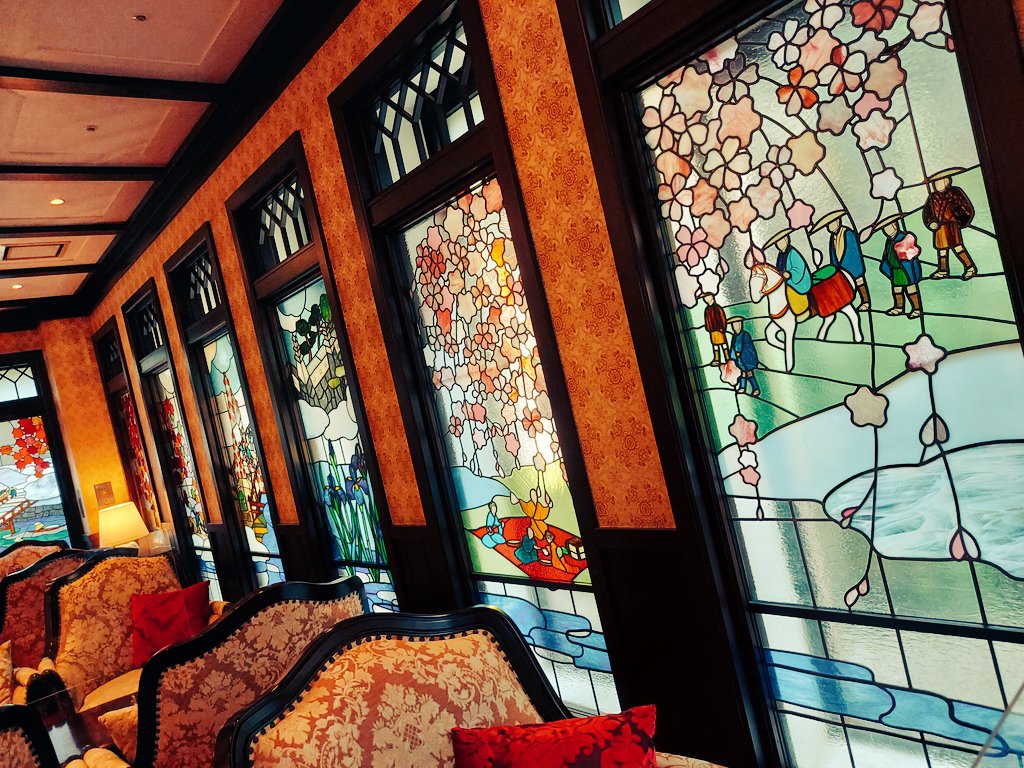 「金沢城真横のお宿ステンドグラスが素敵 」|桜⛩歌のイラスト
