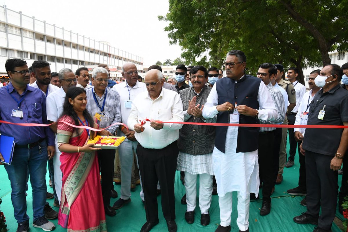 CMOGuj's tweet photo. આ અવસરે મુખ્યમંત્રીશ્રીએ કમલમ ફળનું વાવેતર કરવા માટે સહાય કાર્યક્રમ, કોમ્પ્રીહેન્સીવ હોર્ટીકલ્ચર ડેવલપમેન્ટ કાર્યક્રમ અને મિશન મધમાખી કાર્યક્રમનો રાજ્યવ્યાપી શુભારંભ કરાવ્યો હતો તથા કૃષિ ઉત્પાદનોના સ્ટોલ્સની મુલાકાત લઇને બાગાયત કૃષિકારોને પ્રોત્સાહિત કર્યા હતા. https://t.co/8c4BjqTwDh