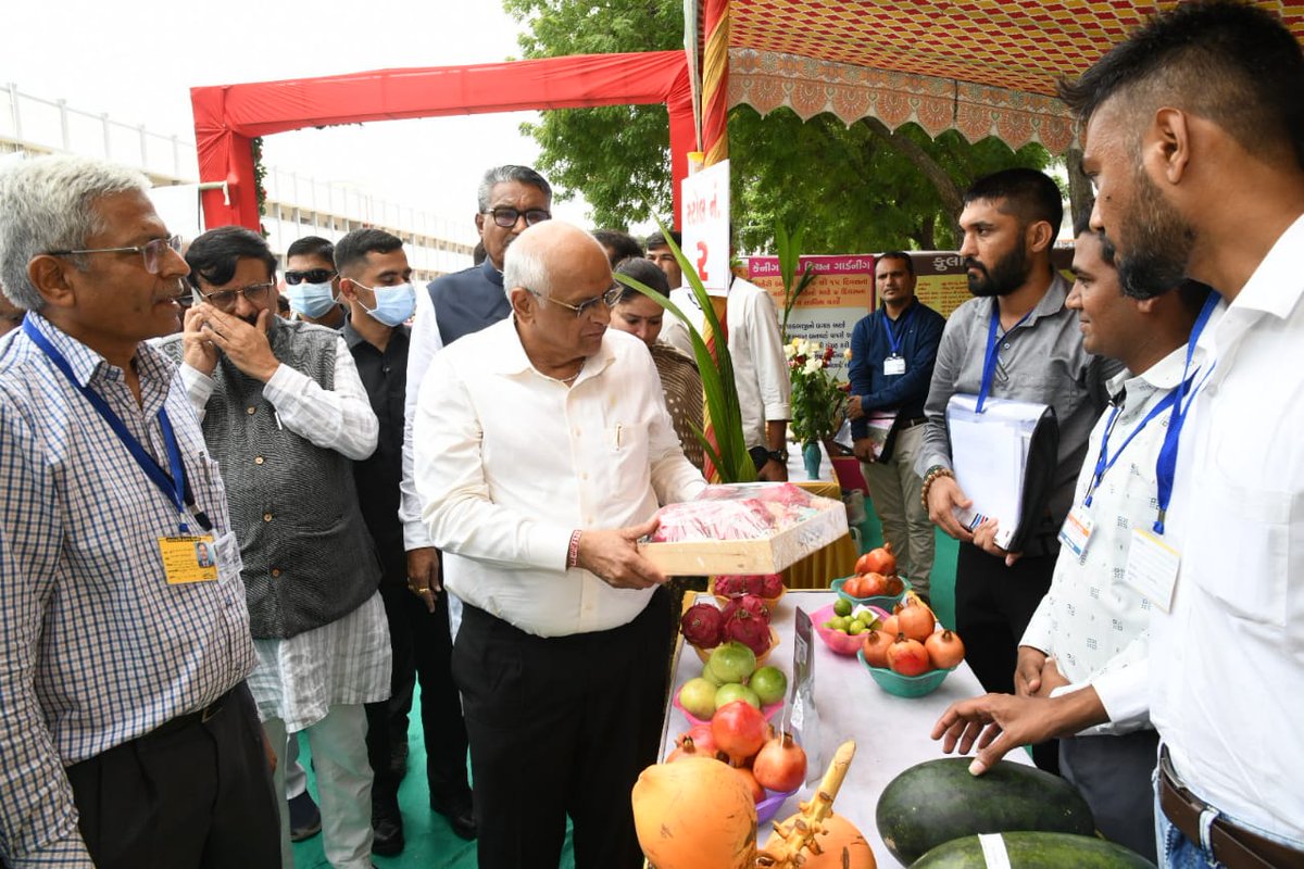 CMOGuj's tweet photo. આ અવસરે મુખ્યમંત્રીશ્રીએ કમલમ ફળનું વાવેતર કરવા માટે સહાય કાર્યક્રમ, કોમ્પ્રીહેન્સીવ હોર્ટીકલ્ચર ડેવલપમેન્ટ કાર્યક્રમ અને મિશન મધમાખી કાર્યક્રમનો રાજ્યવ્યાપી શુભારંભ કરાવ્યો હતો તથા કૃષિ ઉત્પાદનોના સ્ટોલ્સની મુલાકાત લઇને બાગાયત કૃષિકારોને પ્રોત્સાહિત કર્યા હતા. https://t.co/8c4BjqTwDh