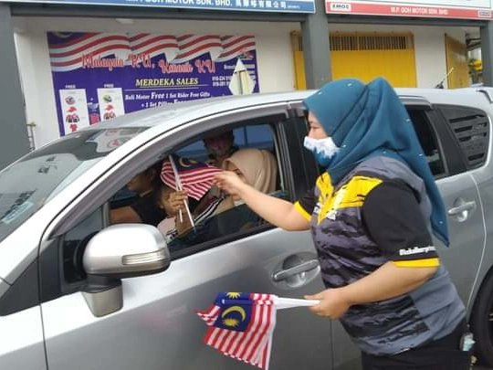 pejuanitamuda's tweet photo. Santai Merdeka bersama Biro Perpaduan Pejuanita Muda Malaysia di Sekitar Sg Udang &amp; Pantai Teluk Gong, Melaka.

Santai mengedar bendera kpd orang ramai 💕

Salam Kemerdekaan yg ke-65 dari Biro Perpaduan Pejuanita Muda Malaysia. Turut bersama Ketua Pejuanita Muda Melaka &amp; ahlinya. https://t.co/6J4oB0q1uN