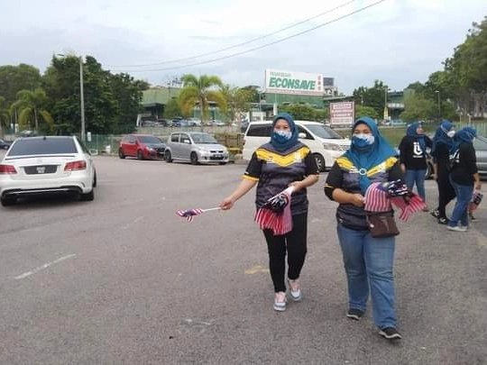 pejuanitamuda's tweet photo. Santai Merdeka bersama Biro Perpaduan Pejuanita Muda Malaysia di Sekitar Sg Udang &amp; Pantai Teluk Gong, Melaka.

Santai mengedar bendera kpd orang ramai 💕

Salam Kemerdekaan yg ke-65 dari Biro Perpaduan Pejuanita Muda Malaysia. Turut bersama Ketua Pejuanita Muda Melaka &amp; ahlinya. https://t.co/6J4oB0q1uN