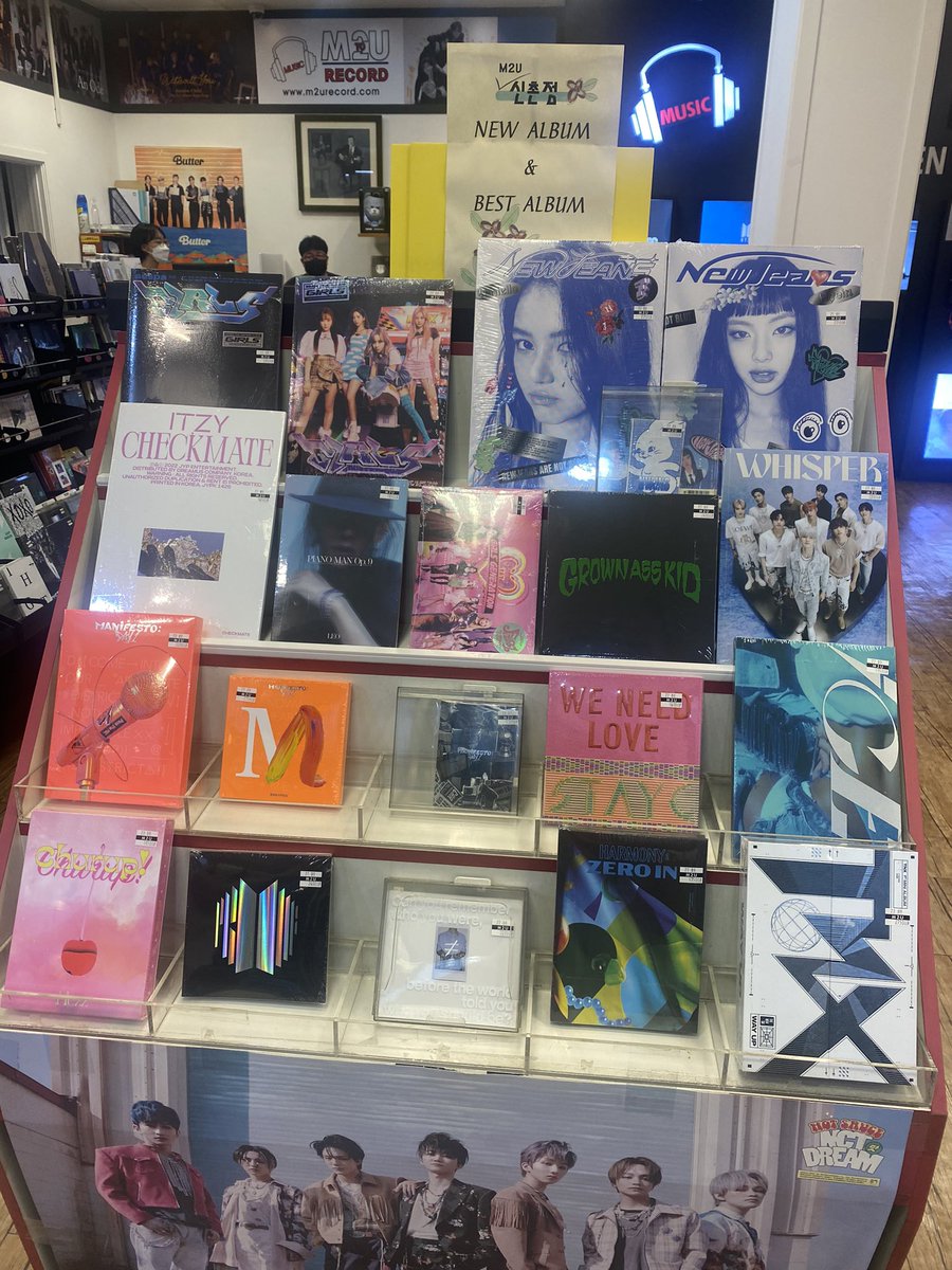 nico_twice's tweet photo. 韓国のCDショップ４件回ったけどtwiceちゃんのアルバム売り切ればっかり🥹やっぱりネット通販が強い韓国はみんなそっちで買うみたいだね���
記念に撮ったけどニューアルバムの段に居ない🥲 https://t.co/KOcQffE72Q