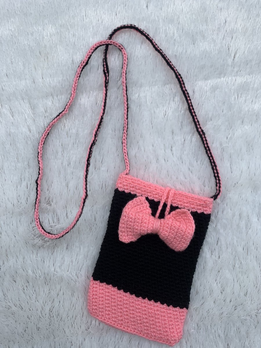 _shukroh_'s tweet photo. Crochet sling bag🖤♥️

#Everythingcrochet https://t.co/tvRdxseScu