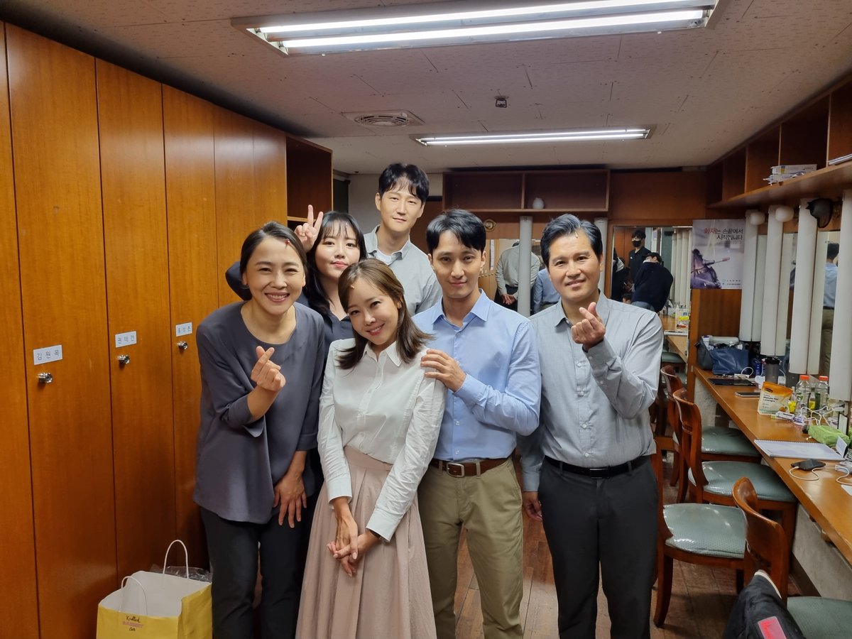 #연극 #82년생김지영
초연 첫 공연이 끝났습니다. 
첫공 멤버의 사진을 공개합니다😊

#소유진 #김승대 #최정화 #홍성춘 #도율희 #김원목 

#백암아트홀
22.9.1.-11.13.
#GRANDOPEN

#연극82년생김지영 #나한테는내가있어
#스포트라이트 #문화아이콘